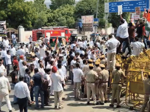पूर्व मंत्री-विधायक सहित नेताओं को हिरासत में लिया:कार्यकर्ता बस के आगे लेटे, वोट चोरी के आरोप पर कांग्रेस का कलेक्ट्रेट घेराव, बैरिकेड पर चढ़े
