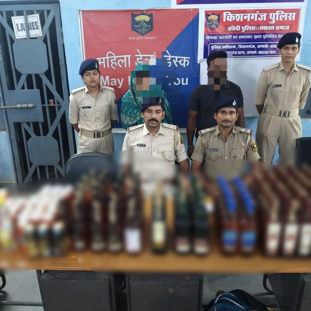 टेंपो से 106 लीटर विदेशी शराब मिली:बाजार में कीमत डेढ़ लाख रुपए; ठाकुरगंज में महिला समेत 2 गिरफ्तार, बंगाल से ला रहे थे शराब