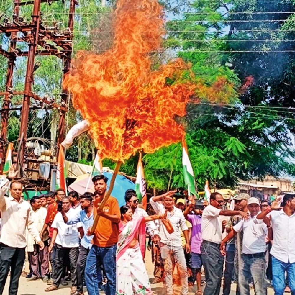 कांग्रे​िसयों‍ ने घेरा बनाकर फूंका चुनाव आयुक्त का पुतला, रोक न सकी पुलिस
