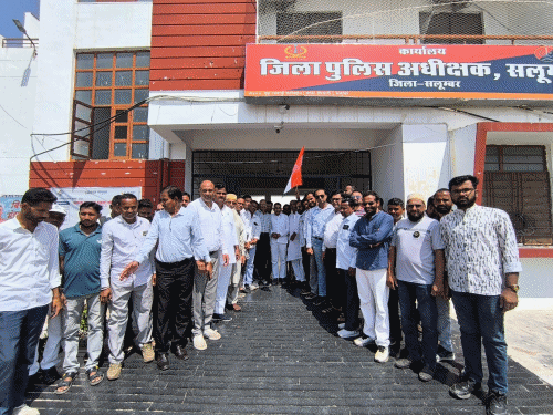 वोट चोरी पर CEC के इस्तीफे की मांग:सलूंबर में कांग्रेस कार्यालय से कलेक्ट्रेट तक विरोध मार्च, राष्ट्रपति को नाम ज्ञापन सौंपा