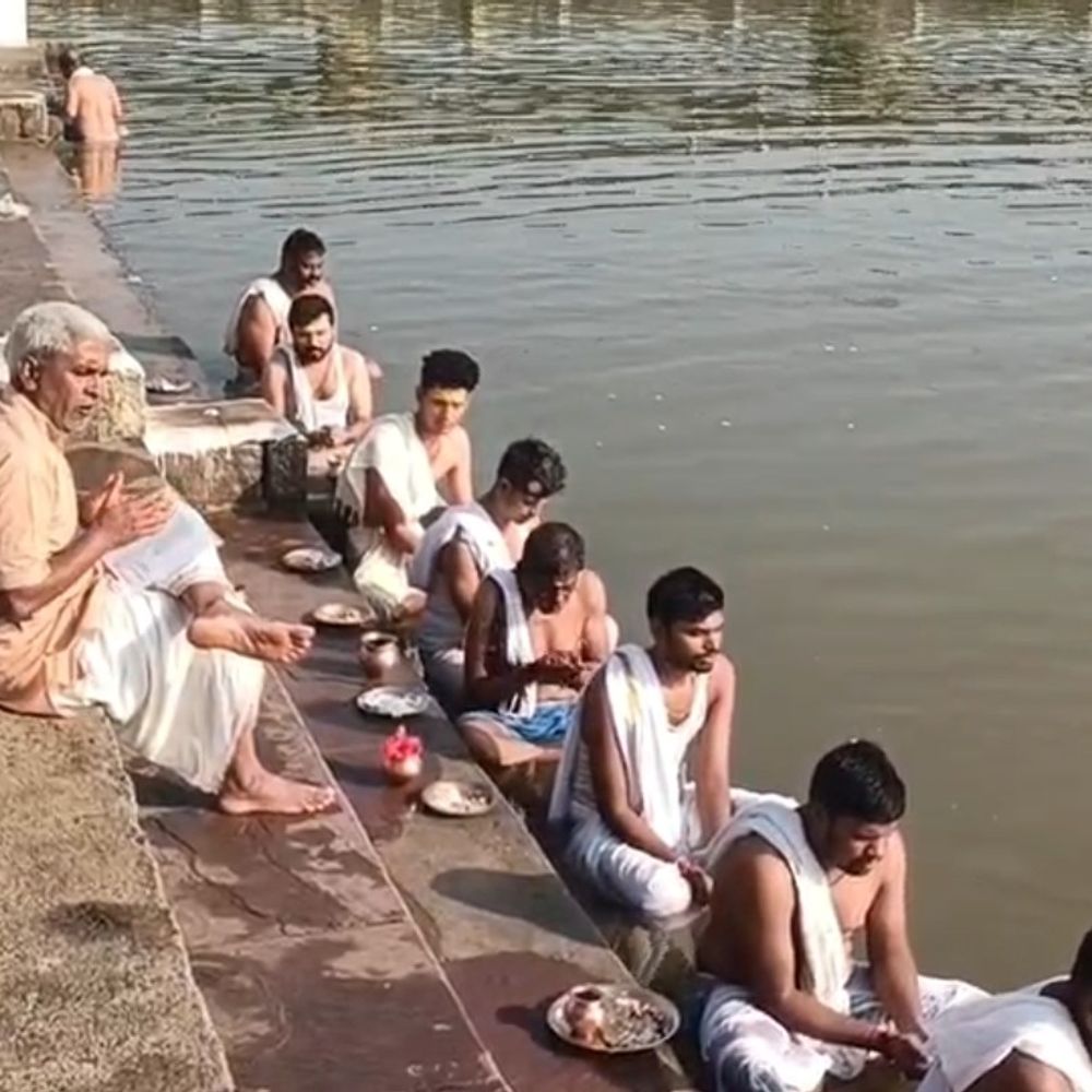 नदी-तटों पर रोज 2000 लोग कर रहे तर्पण:सिवनी में पंडित बोले-पितृपक्ष में तर्पण जरूरी; इससे पुर्वजों की आत्मा को शांति मिलती