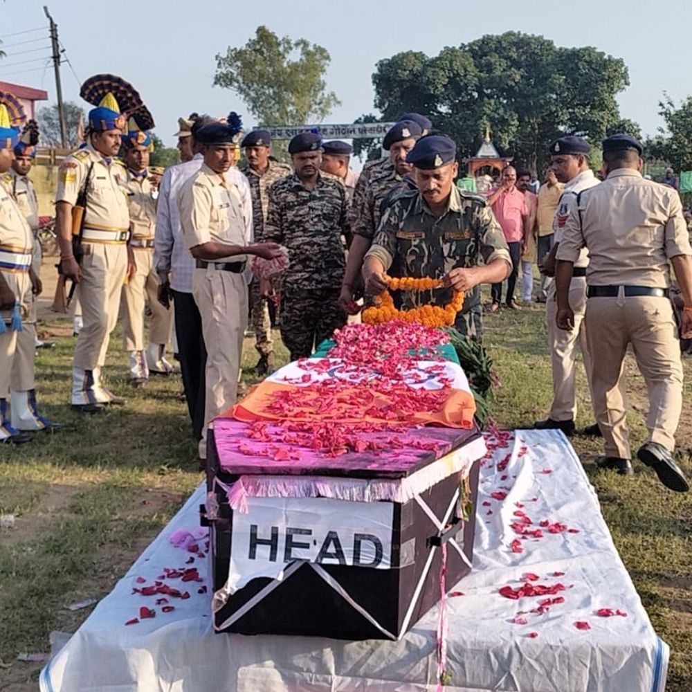 धमतरी में CRPF जवान को राजकीय-सम्मान के साथ अंतिम विदाई:बिहार में तैनात थे सालिक ध्रुव, तबीयत बिगड़ने के बाद रायपुर में ली अंतिम सांसें