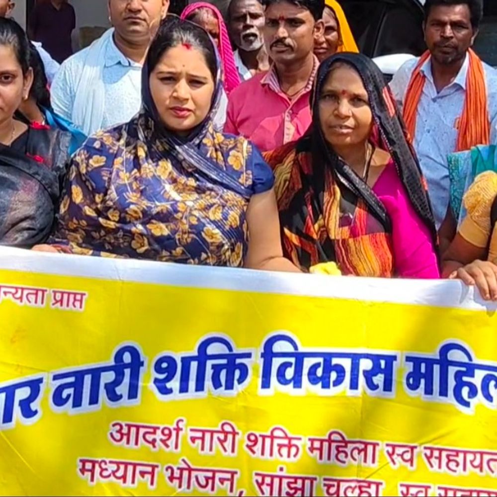 चार महीने से नहीं मिला मध्यान्ह भोजन का पेमेंट:धार में महिलाएं खुद के पैसों से बनाकर खिला रहीं खाना, स्व सहायता समूह जनसुनवाई में पहुंचा