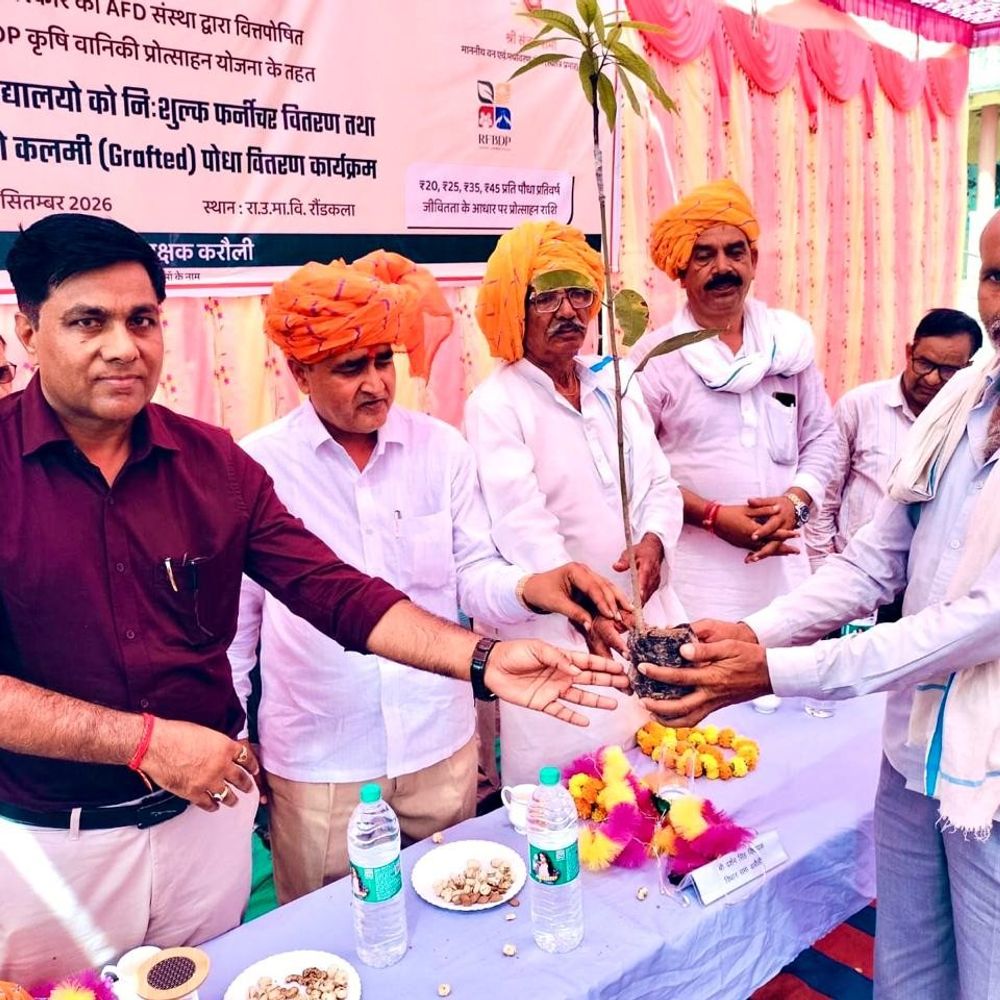 किसानों को ग्राफ्टेड फलदार पौधे बांटे, स्कूलों को मुफ्त फर्नीचर:4 साल तक मिलेगी प्रोत्साहन राशि, पर्यावरण संरक्षण का दिया संदेश