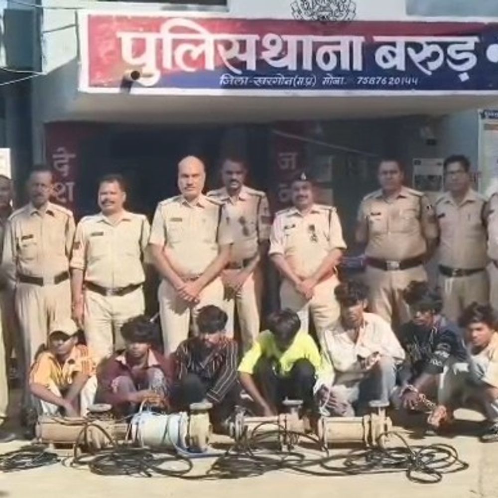 खरगोन में मोटर-केबल चोरी के आठ आरोपी गिरफ्तार:पुलिस ने घेराबंदी कर पकड़ा, आरोपियों में एक नाबालिग भी शामिल