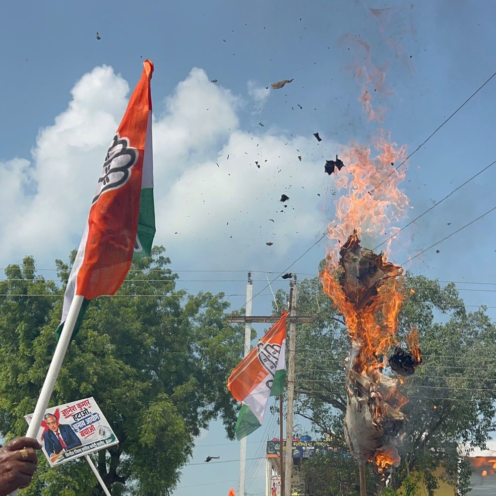 प्रदर्शन: कांग्रेसियों ने मुख्य चुनाव आयुक्त का पुतला फूंका, पुलिस ने डाला 3 बाल्टी पानी, नहीं बुझी लपटें