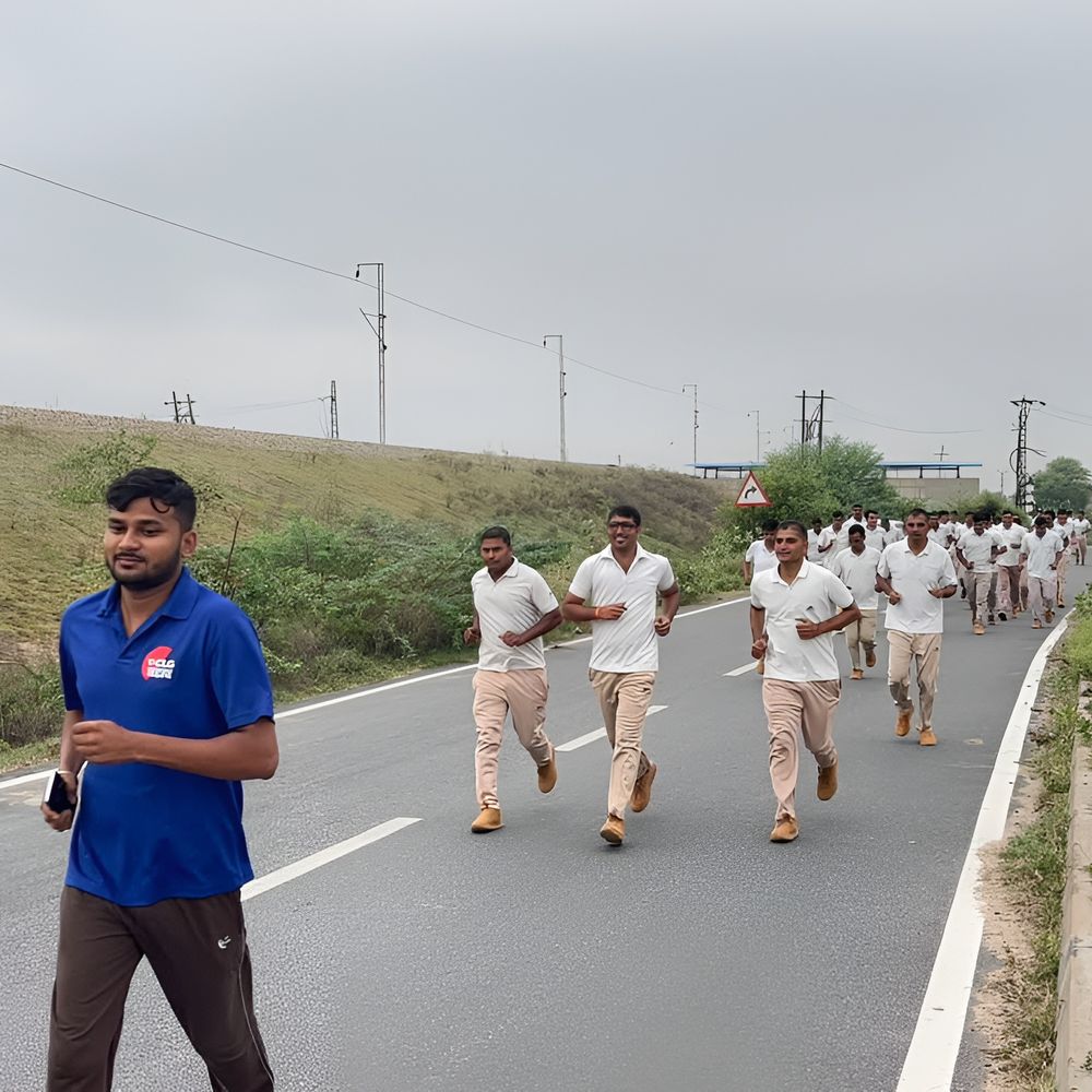 5 किमी दौड़ पूरी कर पुलिसकर्मियों ने दिया फिटनेस का संदेश