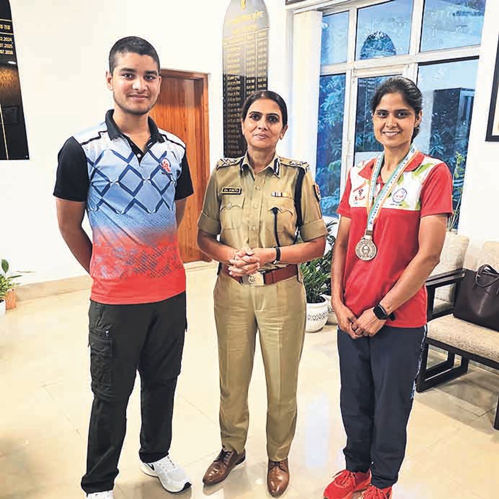पुलिस गेम्स में मेडल जीतने पर मनीषा चाहर को आईजी ने किया सम्मानित