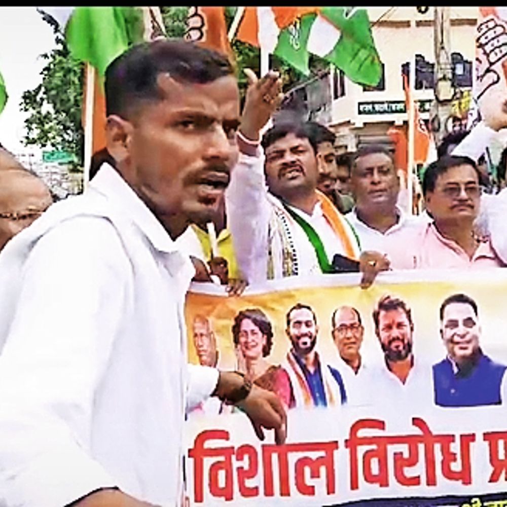 मुख्य चुनाव आयुक्त के खिलाफ सड़क पर उतरी कांग्रेस, पद से हटाने  की मांग की