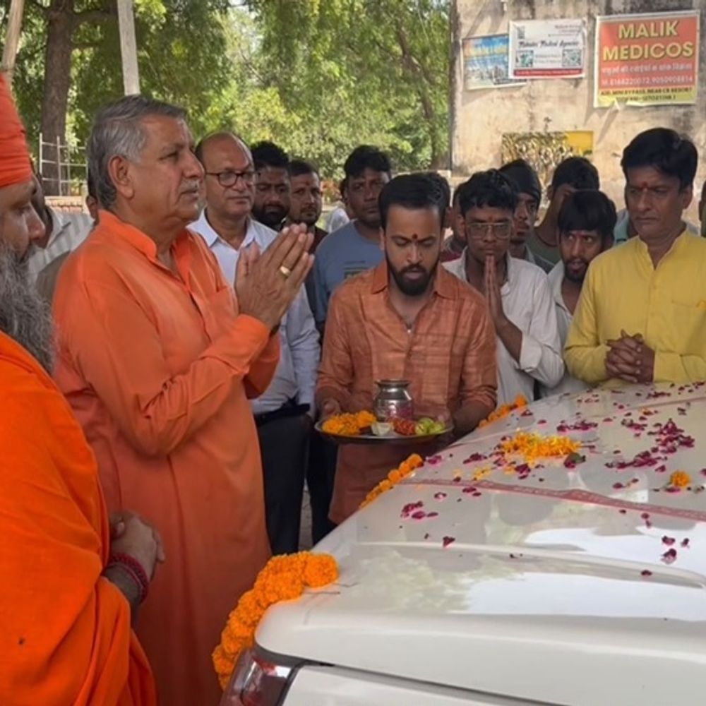 भिवानी-महेंद्रगढ़ MP ने गौ रक्षादल को सौंपी पशु एंबुलेंस:धर्मबीर सिंह बोले-देश पहले, छोटी-मोटी चीजों पर व्यवस्था खराब कर बैठेंगे तो कोई सुरक्षित नहीं रहेगा