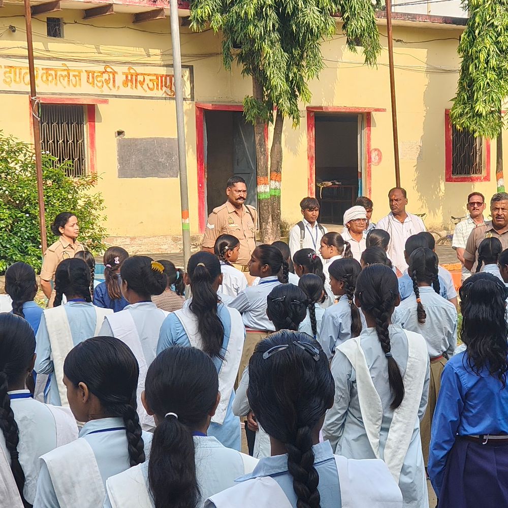 पुलिस का जागरूकता अभियान:थानाध्यक्ष ने इंटर कॉलेज की छात्राओं को अपराधों के प्रति किया सतर्क