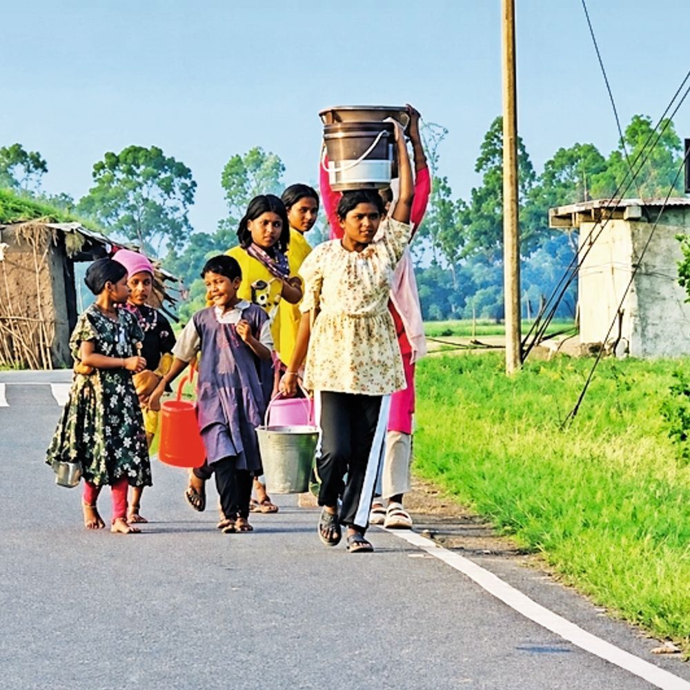 कोरवा आश्रम... मासूम बेटियों के सिर पर शिक्षा से पहले पानी का बोझ