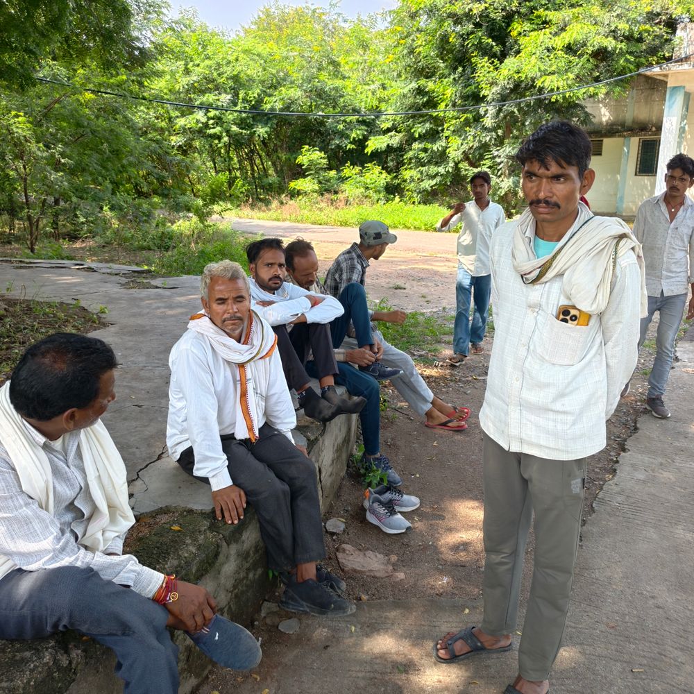 दतिया में ट्रक ने बाइक को रौंदा, एक की मौत:बेटा, बहू और नाती गंभीर घायल, तीनों ग्वालियर रेफर; परिवार रिश्तेदारी में जा रहा था