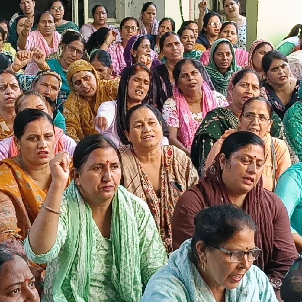 पठानकोट में आंगनवाड़ी वर्करों का प्रदर्शन:राशन कार्ड वेरिफिकेशन ड्यूटी को लेकर जताया रोष; कहा-काम का किया जाएगा बहिष्कार