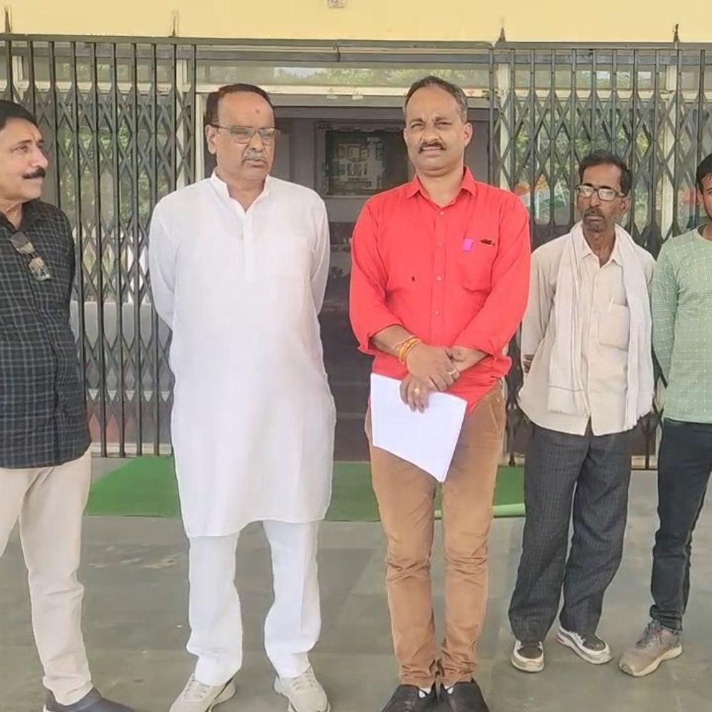 41 नगरपालिका वाहन बिक्री में गड़बड़ी का आरोप:कांग्रेस ने उठाए सवाल, नेता प्रतिपक्ष ने कलेक्टर को दिया ज्ञापन