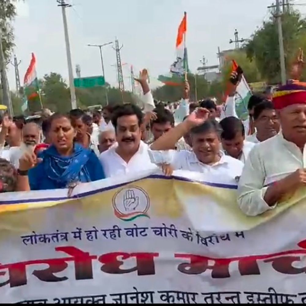 चूरू में मतदाता सूची को लेकर कांग्रेस का प्रदर्शन:विरोध मार्च निकाला, कलेक्ट्रेट का घेराव कर निर्वाचन आयोग पर उठाए सवाल