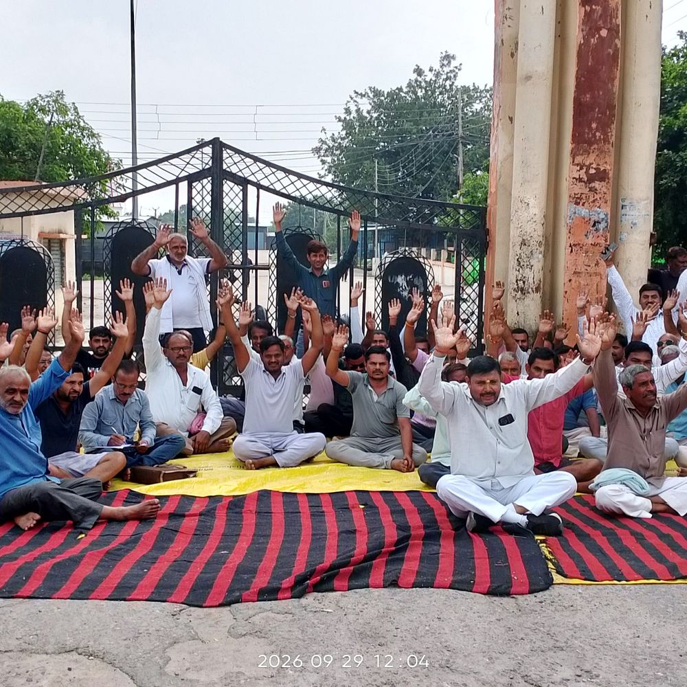 बेवर मंडी में आढ़तियों का प्रदर्शन:कार्रवाई काे लेकर उपजिलाधिकारी और मंडी सचिव से निष्पक्ष जांच की मांग