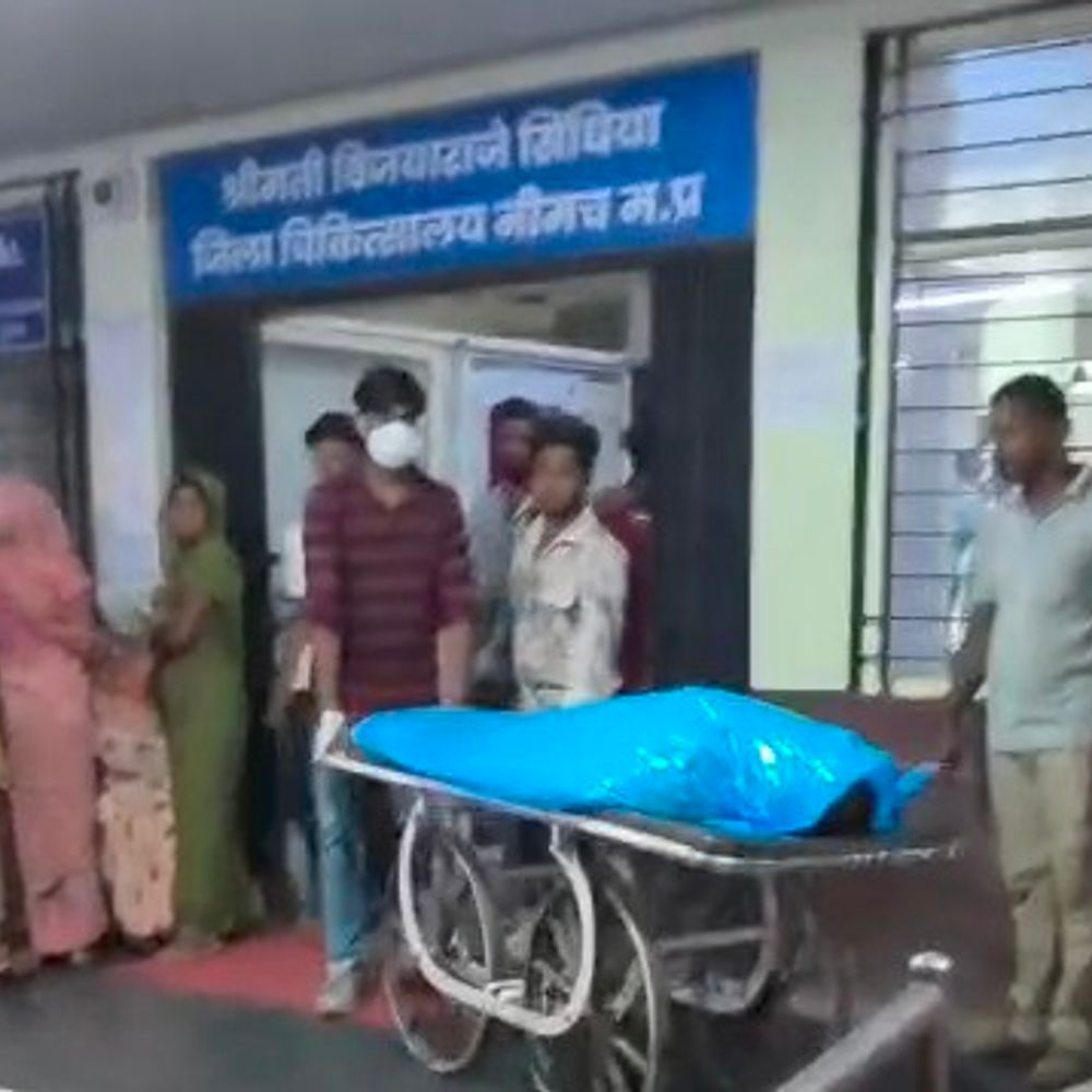 नीमच में वाहन की टक्कर से मजदूर की मौत:काम के बाद घर जा रहे थे दो साथी; आधे घंटे तक सड़क पर पड़े रहे