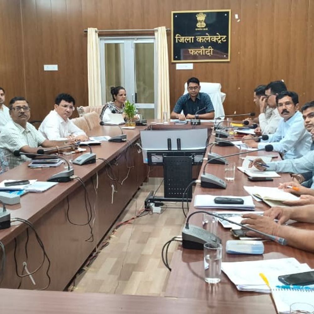 फलोदी कलेक्टर ने साप्ताहित समीक्षा बैठक की:कहा- संपर्क पोर्टल के मामलों में लापरवाही बर्दाश्त नहीं, उर्वरक स्टॉक की ली जानकारी