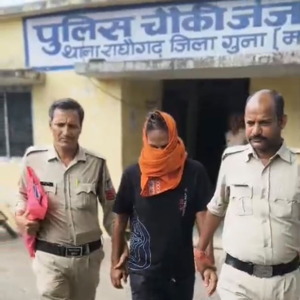 बोलेरो में शराब तस्करी करते हुए पकड़ गया पूर्व विधायक का बेटा