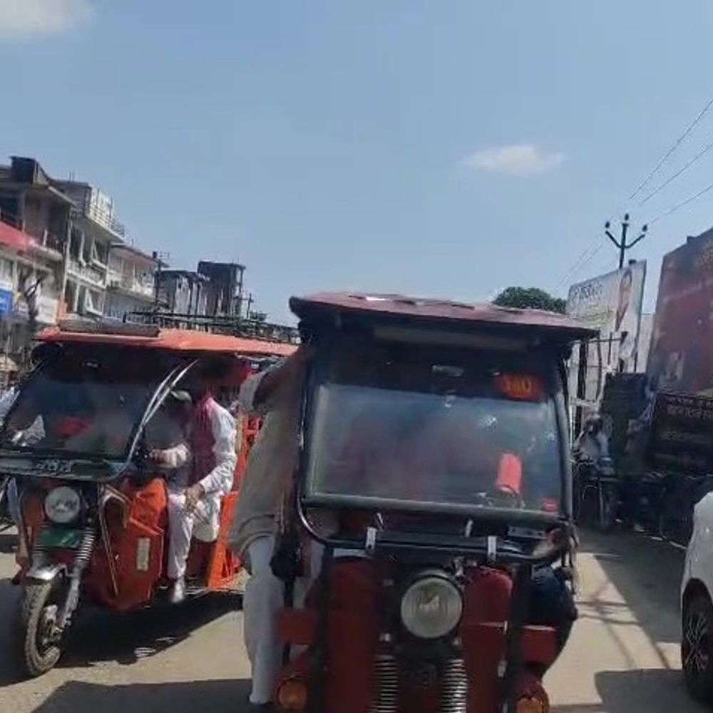 बृजेश पाठक के बयान पर सपा का ई-रिक्शा प्रदर्शन:एक किमी तक सपाइयों ने चलाया ई-रिक्शा, डिप्टी सीएम के इस्तीफे और ई-रिक्शा चलाए जाने की मांग