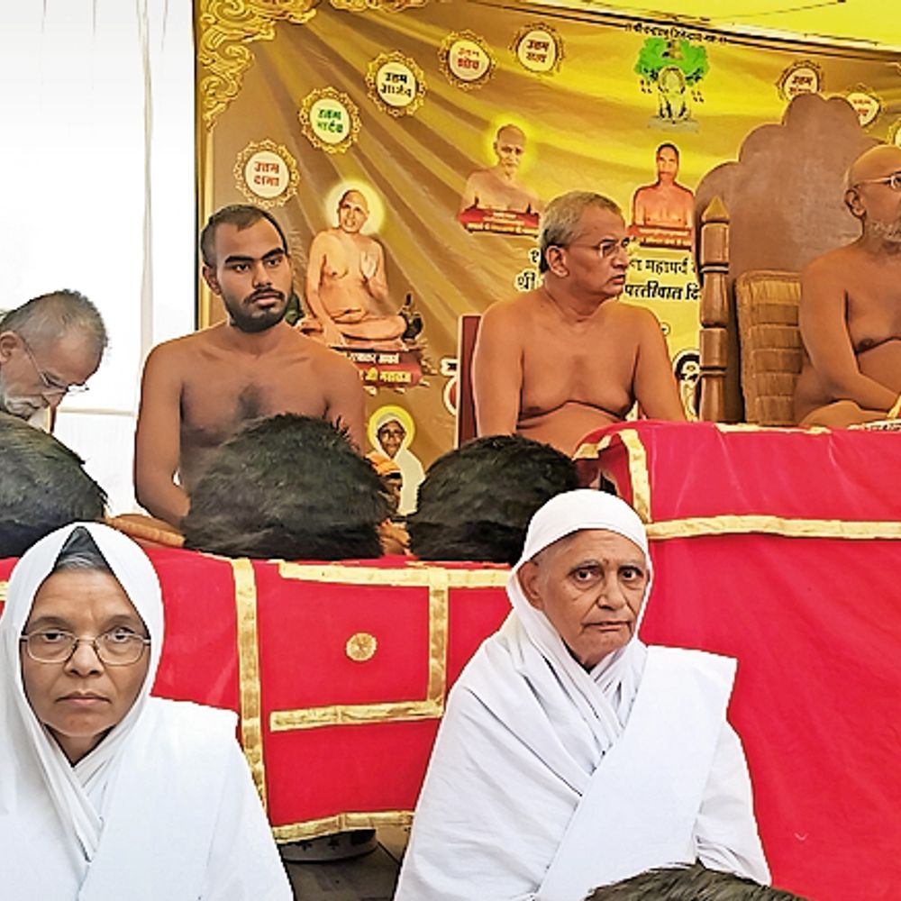 पिता ने पुत्र से, सास ने बहू से और पति ने पत्नी से अनजाने में हुई गलतियों के लिए की क्षमा याचना