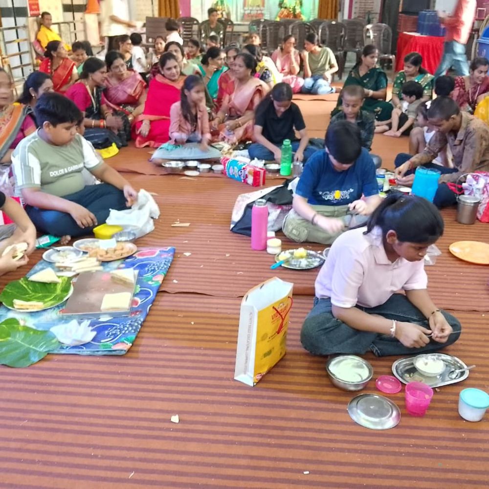 फायरलेस कुकिंग में बच्चों ने दिखाई प्रतिभा, लड्डू गोपाल की सेज भी सजाई