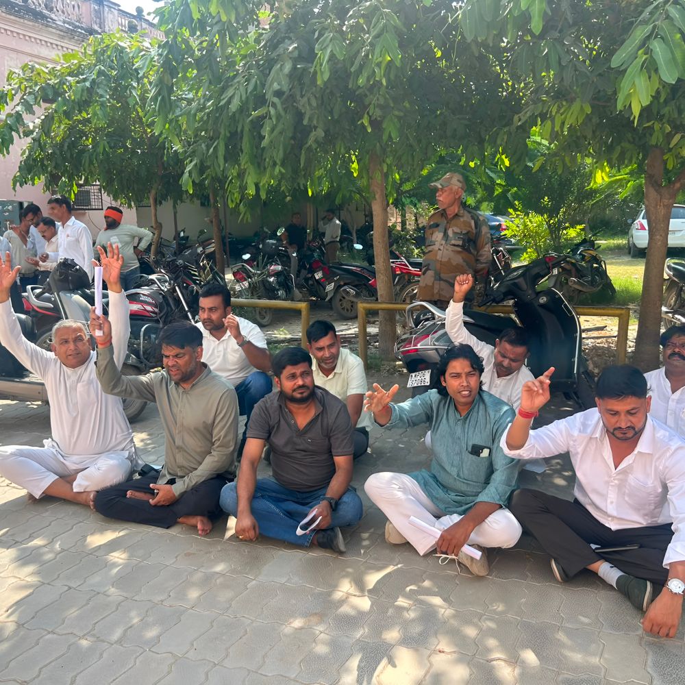 बिना प्रमाणीकरण भुगतान के विरोध में कांग्रेस पार्षदों का प्रदर्शन