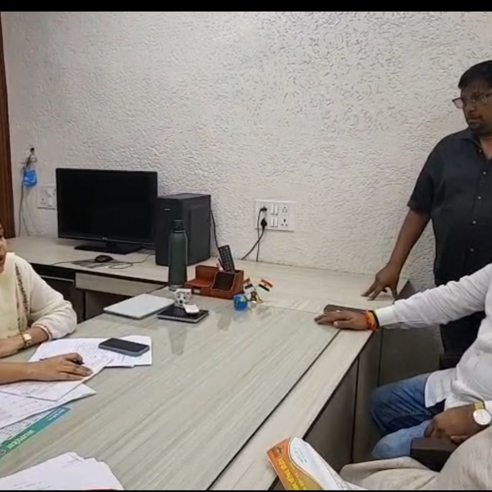 सीहोर में खस्ताहाल सड़क पर PWD और नगर पालिका आमने-सामने:नपाध्यक्ष प्रिंस राठौर पार्षदों के साथ PWD कार्यालय पहुंचे, तत्काल मरम्मत की मांग