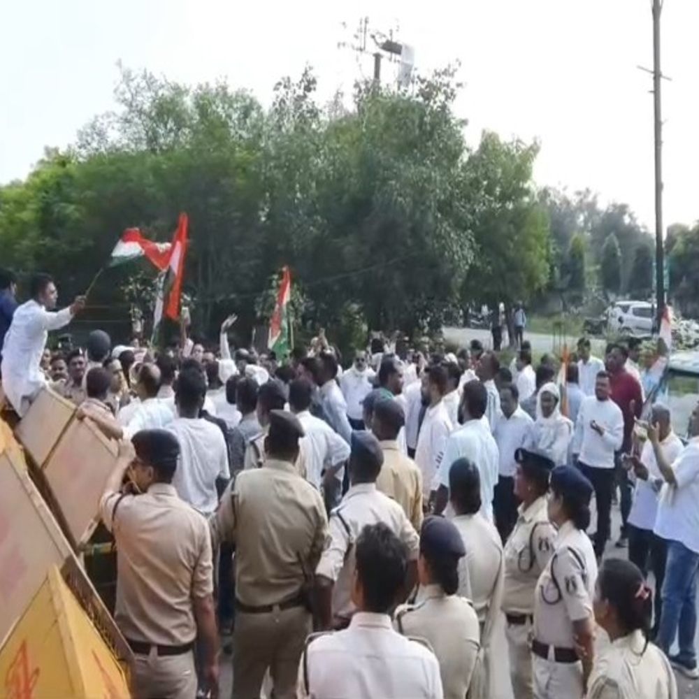 जांजगीर-चांपा में कांग्रेस का प्रदर्शन, CEC का पुतला फूंका:'वोट चोरी' के आरोपों पर कलेक्ट्रेट घेरा, बैरिकेडिंग के बीच सौंपा ज्ञापन