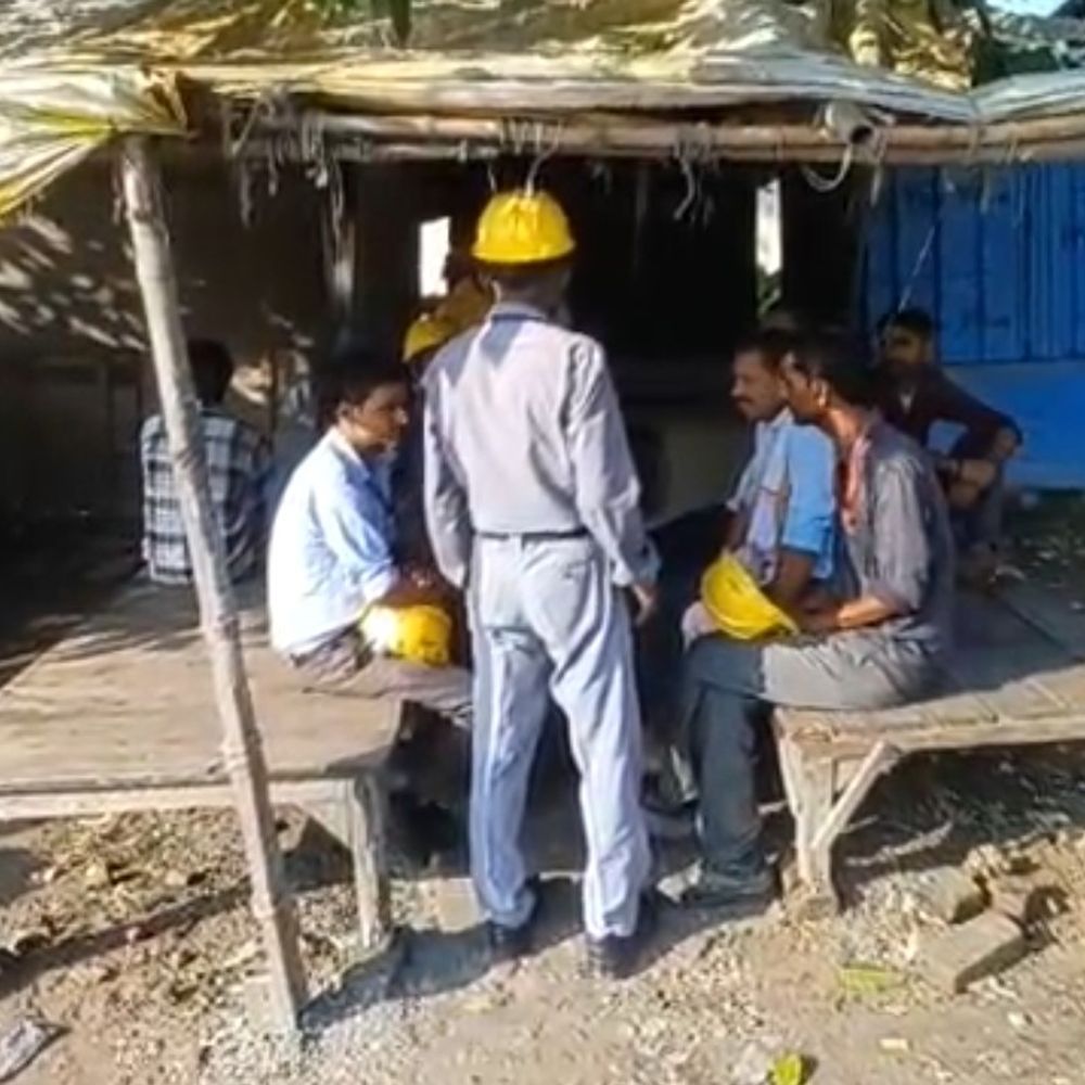 देवरिया में पाइपलाइन से पेट्रोल जैसे पदार्थ का रिसाव:देवरिया-गोरखपुर रोड के किनारे हुई लीकेज, पास के होटल बंद रखने के निर्देश