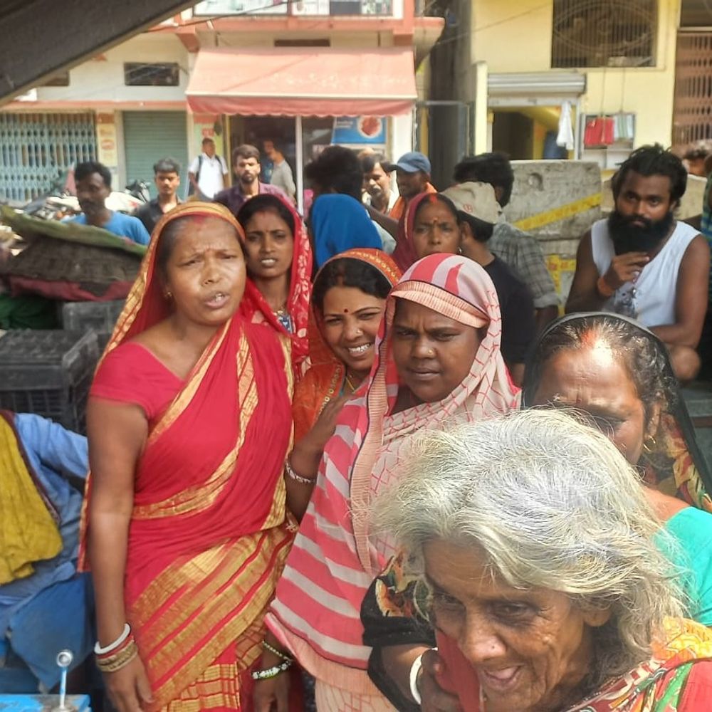 रेलवे की बेकार जमीन से 60 लाख की कमाई:खगड़िया में 3 साल के लिए लीज पर दी जमीन; दुकानदारों ने पैसे मांगने के आरोप लगाए