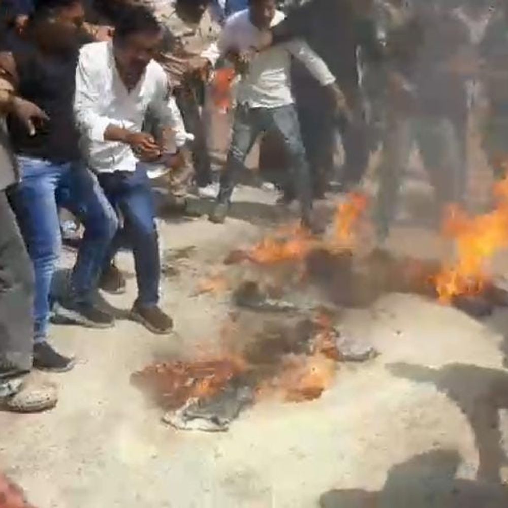 वोट चोरी के आरोप पर कांग्रेस का प्रदर्शन:कलेक्ट्रेट घेराव के दौरान पुलिस से धक्का-मुक्की; काले कपड़े पहनकर जताया विरोध, CEC की गिरफ्तारी की मांग
