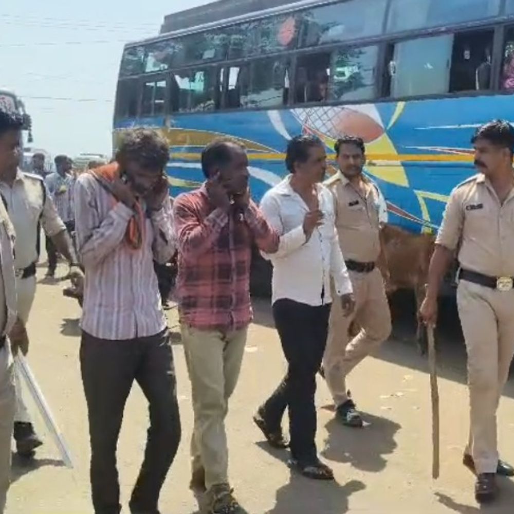 आगर में 3 सटोरियों का जुलूस निकाला:आरोपी बोले- 'सट्टा लिखना पाप है, पुलिस हमारी बाप है'