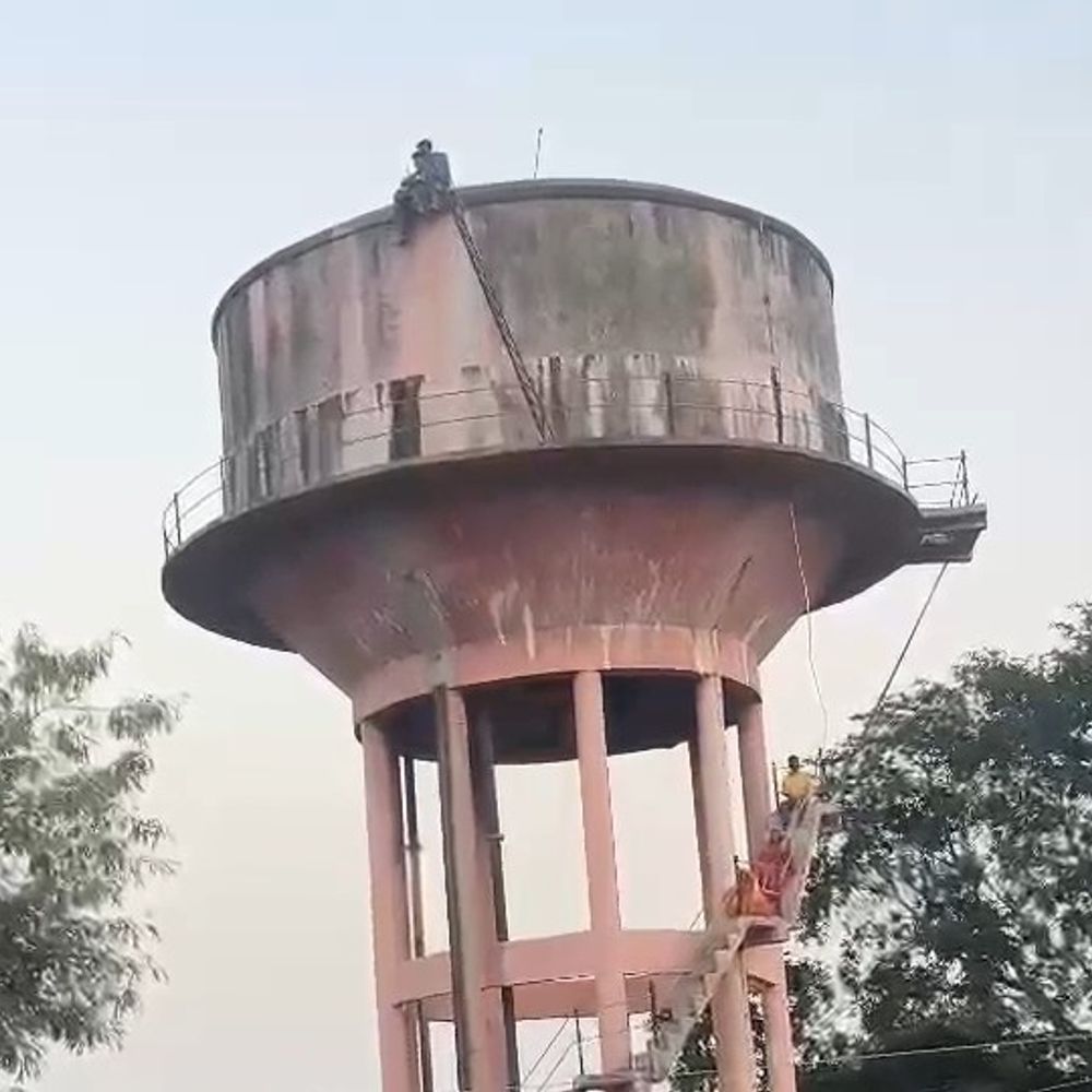 कोलारस में पानी की टंकी पर चढ़ा एक परिवार:5 लोगों ने अतिक्रमण के विरोध में किया प्रदर्शन, प्रशासन समझाने में जुटा