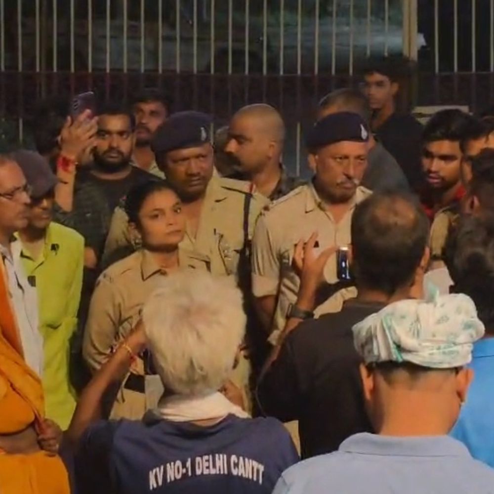 BSNL कर्मचारी की मौत के बाद परिजनों का विरोध:रीवा में कॉलेज चौराहे पर 45 मिनट बैठे रहे, कंपनी पर लगाया गुमराह करने का आरोप