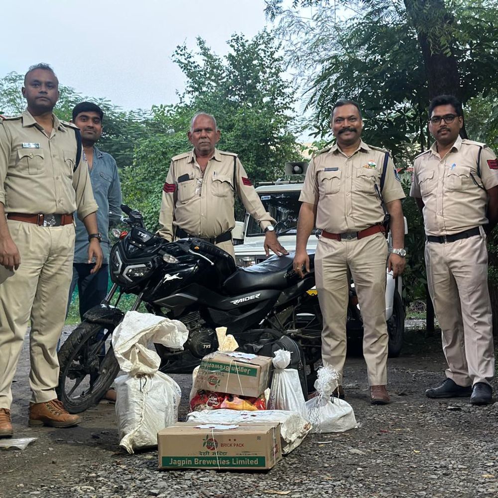सतना में अवैध शराब पर 4 जगह दबिश:3 महिलाओं समेत 6 पर केस; 62 लीटर शराब और बाइक जब्त