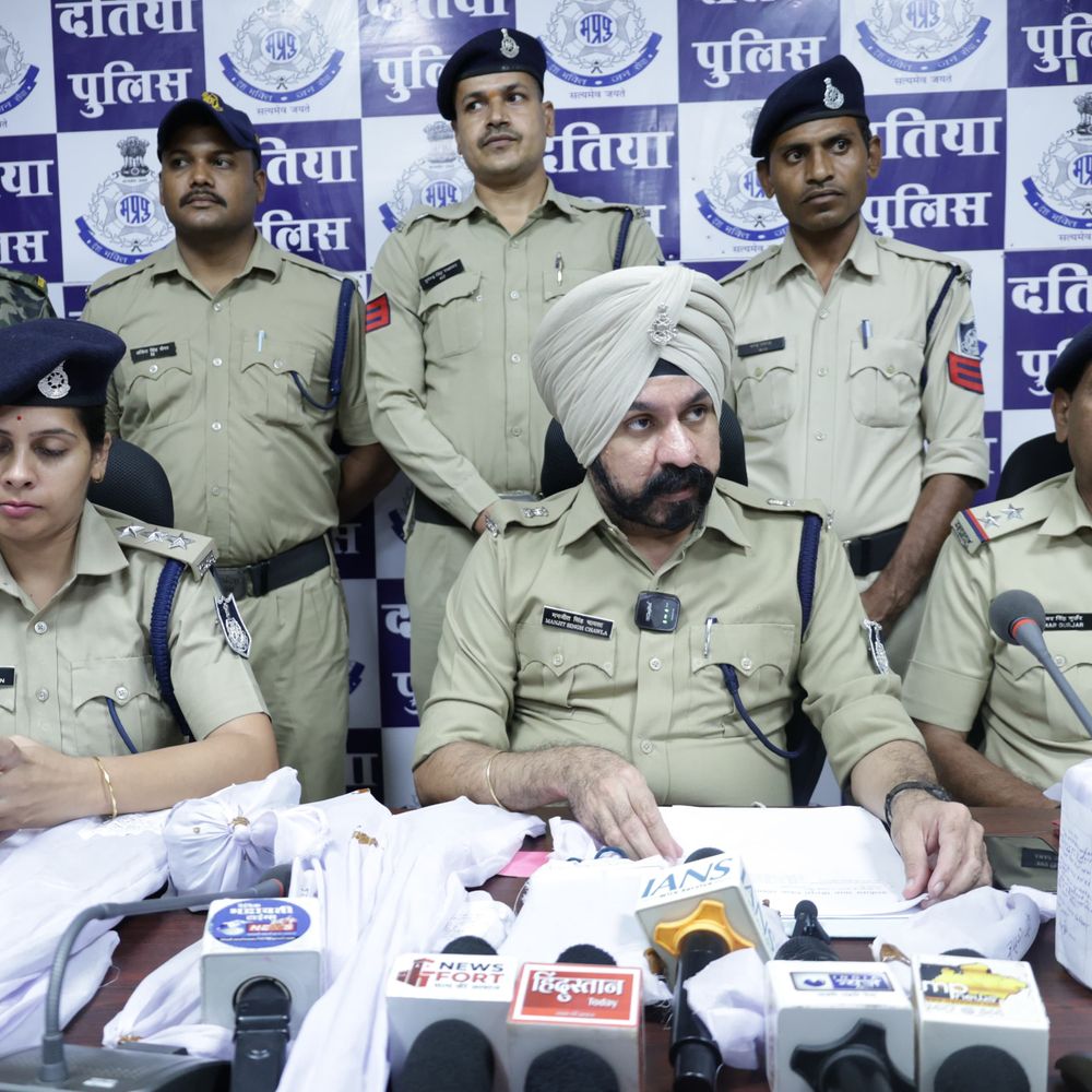 दतिया में अवैध हथियार बनाने की फैक्ट्री पकड़ी:झोपड़ी से 12 बोर बंदूक, कट्टे समेत 5 हथियार और 59 कारतूस बरामद