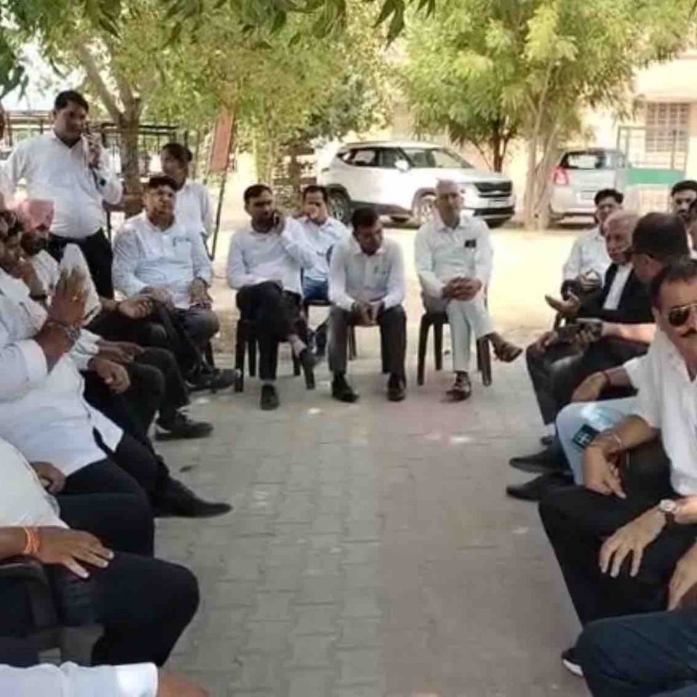 हनुमानगढ़ में दूसरे दिन भी न्यायिक कार्य का बहिष्कार:बार संघ अध्यक्ष को धमकी मिलने को लेकर वकीलों में आक्रोश; FIR दर्ज नहीं होने पर नाराजगी