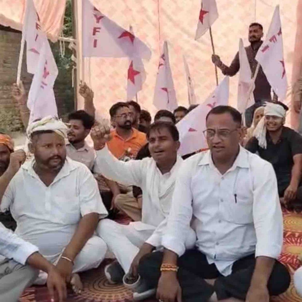 इलाज में लापरवाही, डॉक्टर पर केस दर्ज करने की मांग:SP ऑफिस के बाहर DYFI का बेमियादी धरना शुरू