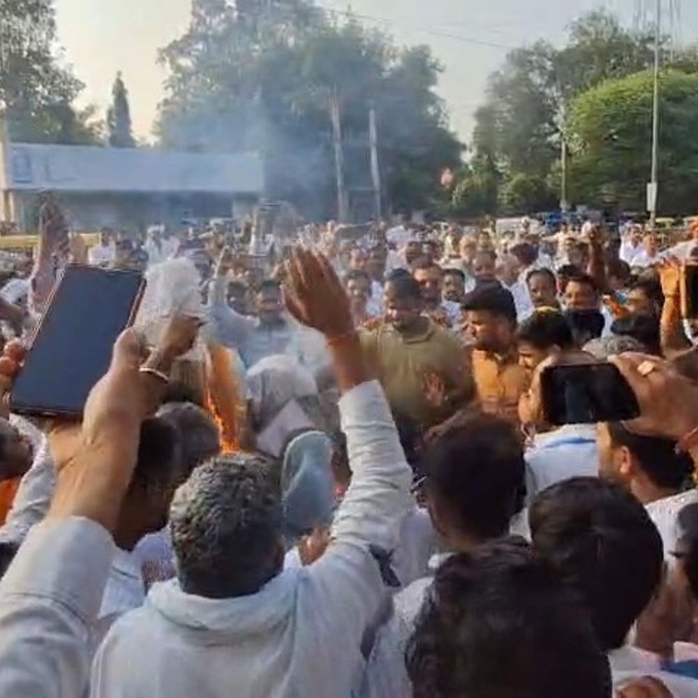 वोट चोरी के आरोपों पर करौली में कांग्रेस का प्रदर्शन:जिला कार्यालय से कलेक्ट्रेट तक मार्च, PM-अमित शाह का पुतला जलाया; चुनाव प्रक्रिया में पारदर्शिता की मांग