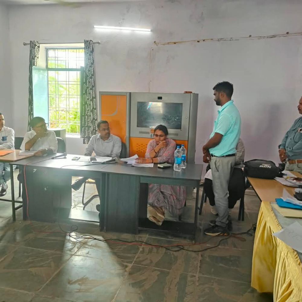 सिंगटवाड़ा जनसेवा शिविर में पहुंचे कलेक्टर:रिकॉर्ड अधूरा मिलने पर जताई नाराजगी; स्कूल, बूथ और पीएम आवास का भी किया निरीक्षण