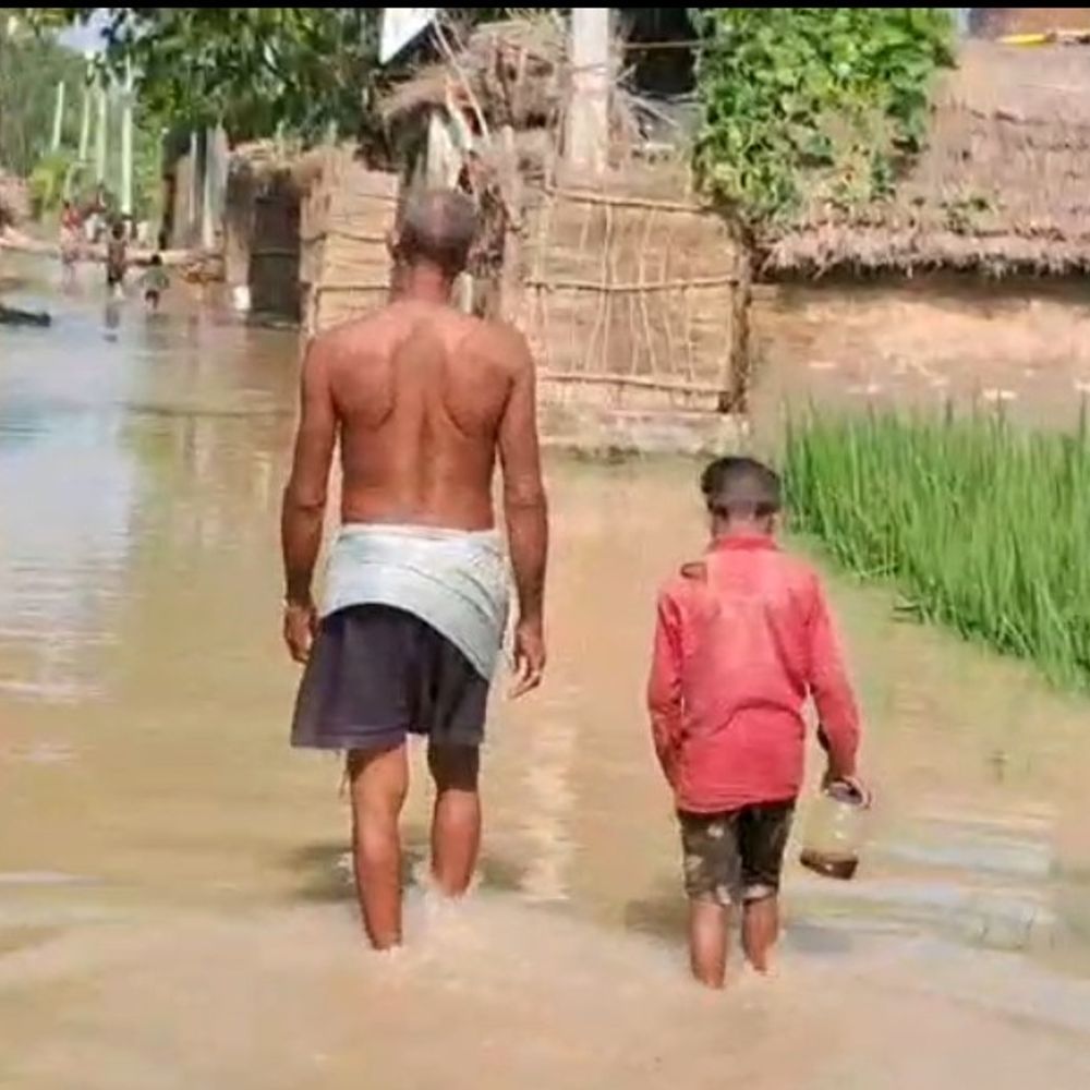 श्रावस्ती में घरों-स्कूलों से उतरा राप्ती का पानी:कीचड़ और फसल बर्बादी बनी नई मुसीबत, विभाग बोला- जल्दी मिलेगा मुआवजा