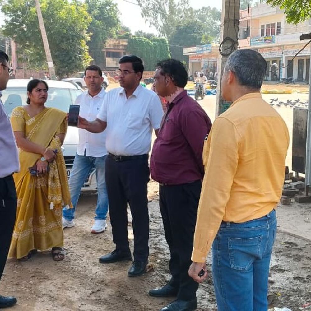 गोहाना मंडी में अधूरे कामों पर SDM सख्त:पाइपलाइन से खराब सड़कों की मरम्मत करने के निर्देश, बोले-किसानों को न हो परेशानी