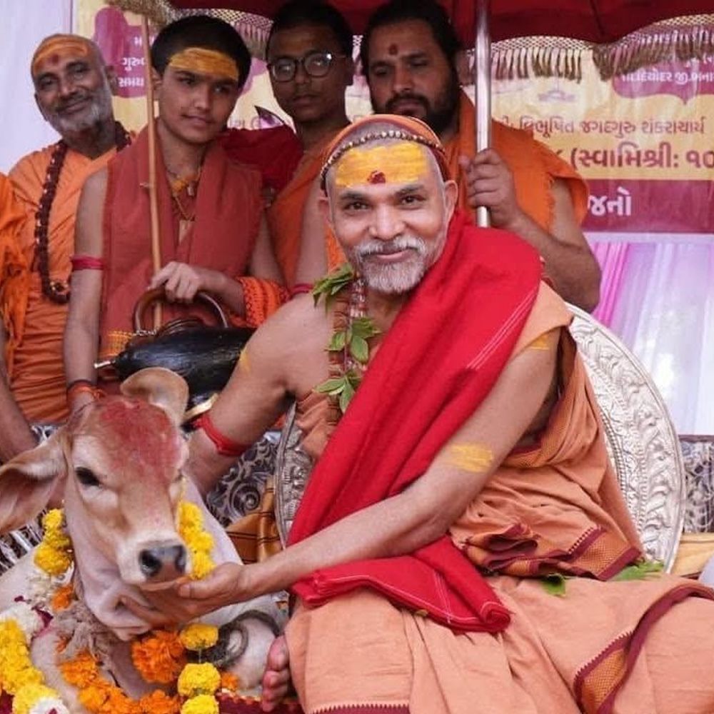 स्वामी अविमुक्तेश्वरानंद नरसिंहपुर के परमहंसी गंगा आश्रम पहुंचे:स्वामी स्वरूपानंद सरस्वती के समाराधना दिवस पर रुद्राभिषेक किया; बोले- सनातनी गुरुओं का सम्मान हो