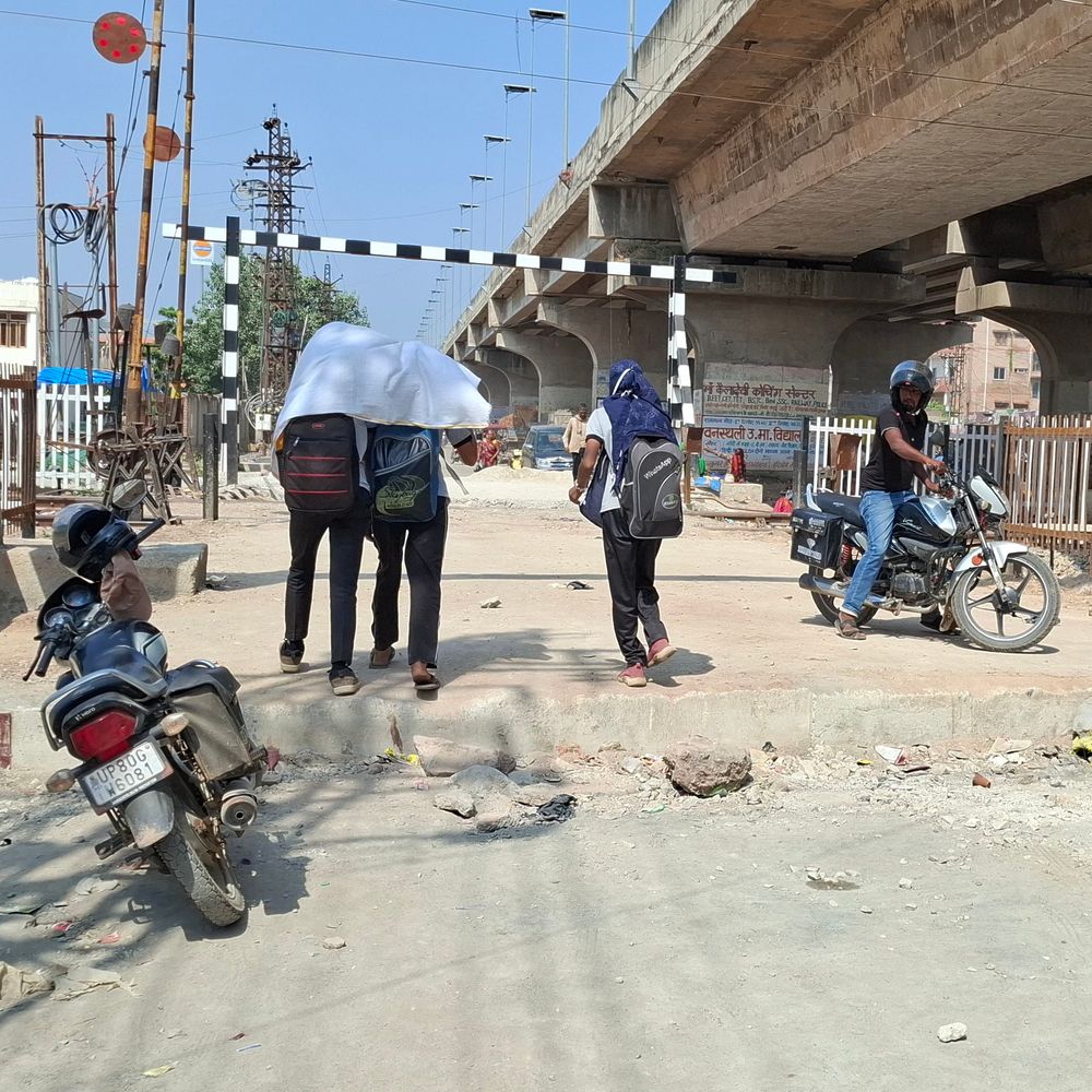 छोटी रेलवे लाइन का काम बना मुसीबत:धौलपुर से ग्वालियर जाने वाली सर्विस रोड 20 दिन से बंद, बाईपास पर जाम