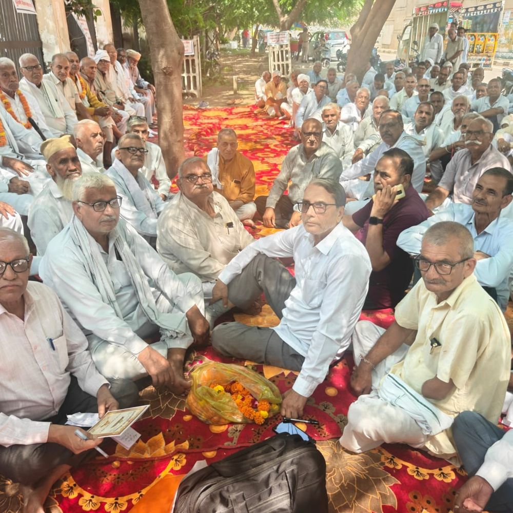 पलवल में पेंशनर्स का 24 घंटे का धरना शुरू:पुरानी पेंशन बहाली और 8वें वेतन आयोग के लाभ की मांग, आंदोलन की चेतावनी दी