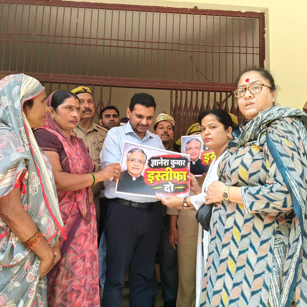 मथुरा में महिला कांग्रेस का प्रदर्शन:मुख्य चुनाव आयुक्त के खिलाफ नारेबाजी; आगरा में गिरफ्तार नेताओं की रिहाई की मांग
