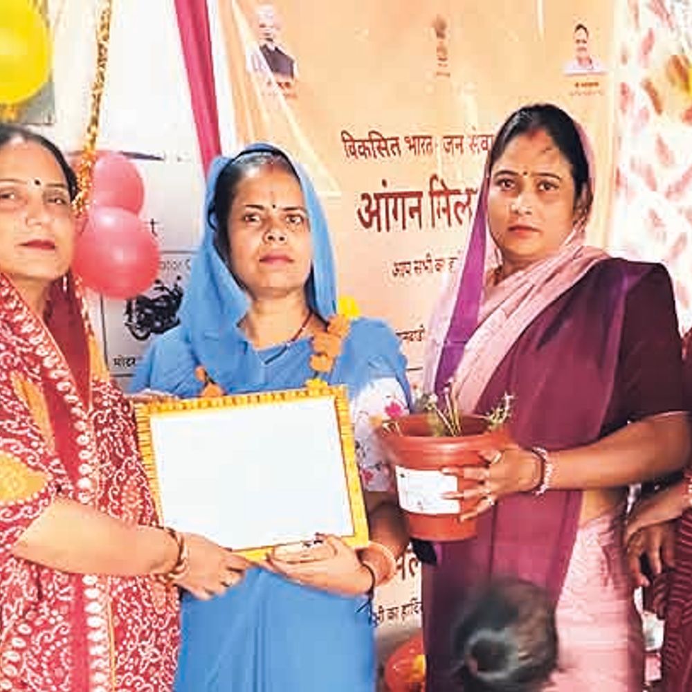 मुख्यमंत्री का संदेश पत्र दिया एवं पौधे बांटे
