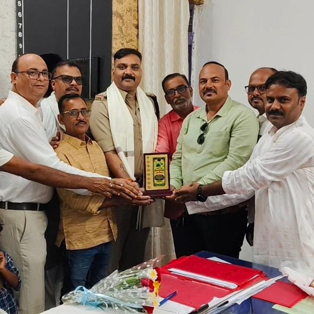 जश्ने ईद मिलादुन्नबी पर अंजुमन कमेटी ने प्रशासन और पुलिस का सम्मान किया